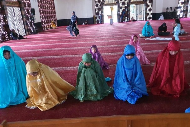 Wisata Religi: 15 Turis China Kagumi Arsitektur Masjid Raya Sumbar