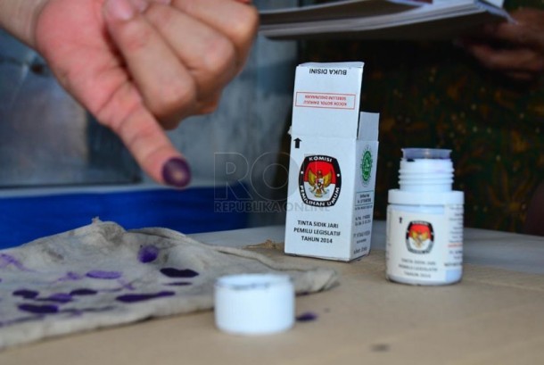 ketua-kpps-coblosi-sendiri-surat-suara-untuk-caleg-demokrat