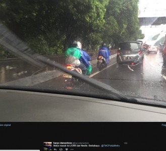 Banjir Setinggi Paha Orang Dewasa, Motor Masuk Jalan Tol