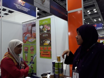 UKM Asal Indonesia Promosikan Kaus Kaki Halal Pertama di Dunia