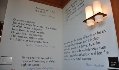 Ayat Alquran dan Tulisan Filsuf Bersanding di Dinding Harvard