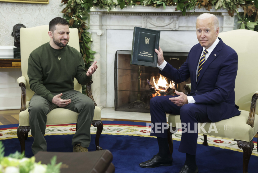 dapat-bantuan-militer-dari-as-presiden-ukraina-terima-kasih-presiden-joe-biden