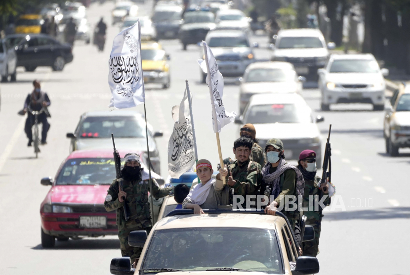 Anggota Taliban Pakistan Rebut Kantor Polisi dan Sandera Petugas 