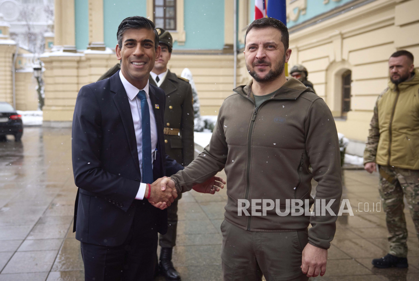 rishi-sunak-akan-umumkan-tambahan-bantuan-militer-untuk-ukraina