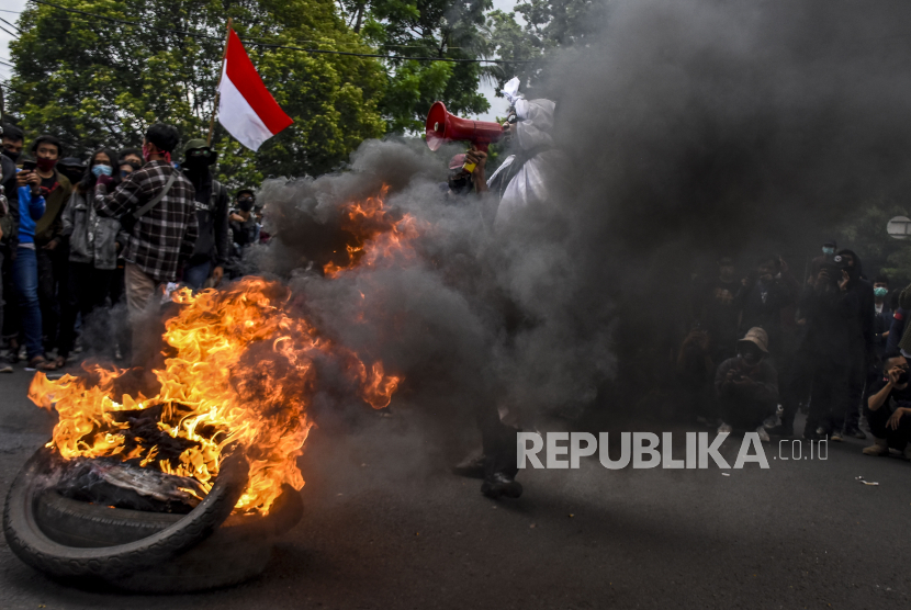 Demo Ciptaker Rusuh, Polisi Bubarkan Massa di DPRD Jabar