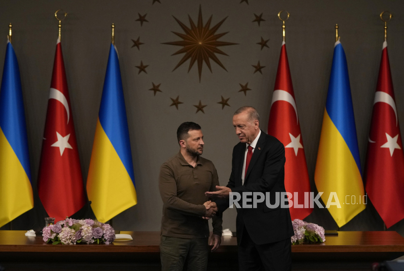 presiden-zelenskiy-jemput-lima-komandan-ukraina-yang-ditahan-di-turki