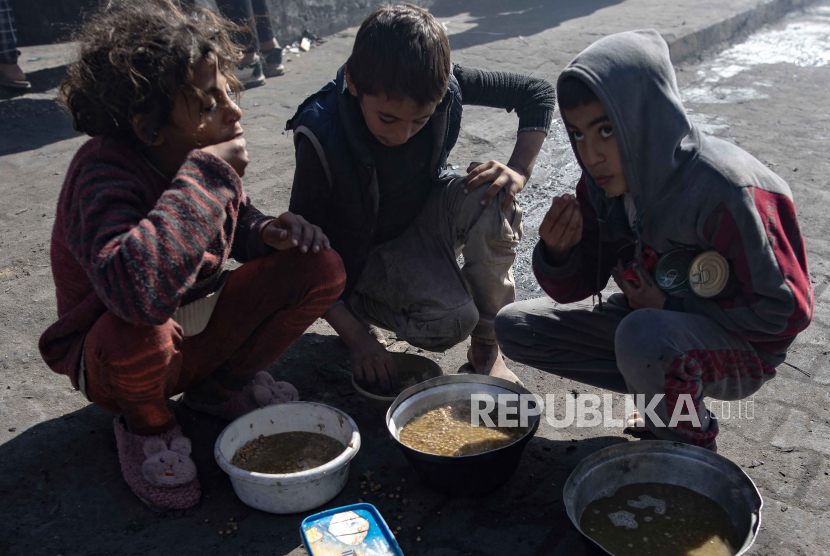 bahaya-kesehatan-mengancam-warga-gaza-yang-bertahan-hidup-dengan-makan-rumput