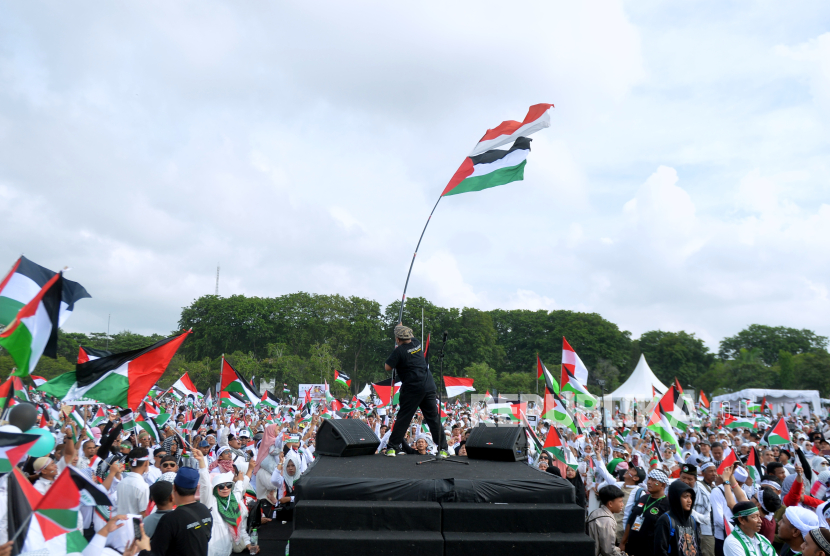 ratusan-massa-ikuti-aksi-damai-bela-palestina-di-bali