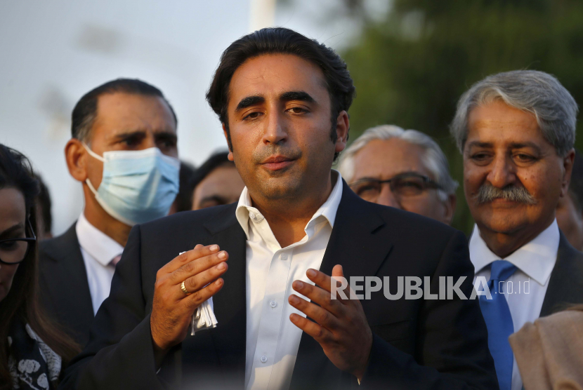 gerombolan-anggota-bjp-india-bakar-boneka-sosok-menlu-pakistan