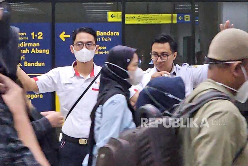 Gara-gara Kawat , Penumpang KRL Tertahan di Stasiun Kebayoran Hampir 3 Jam