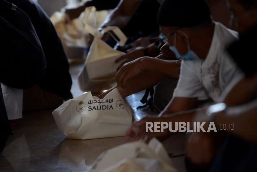 arab-saudi-melarang-buka-puasa-di-dalam-masjid
