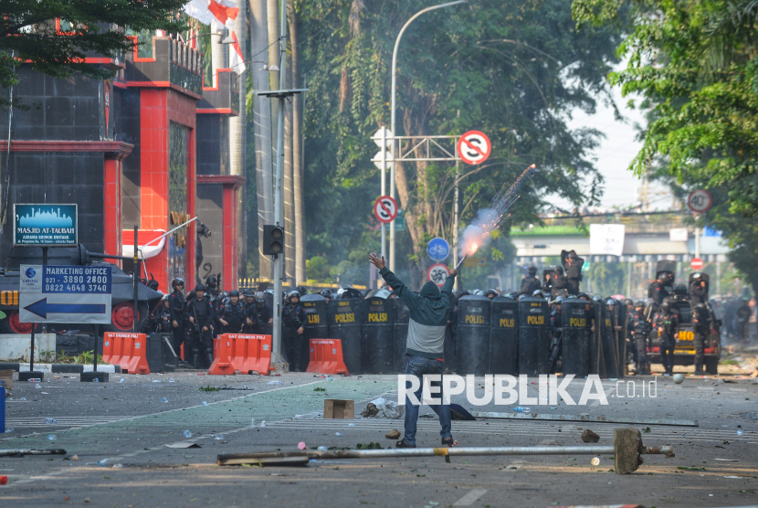 Marinir dan Kopasgat Bantu Pengamanan Demo di Kwitang
