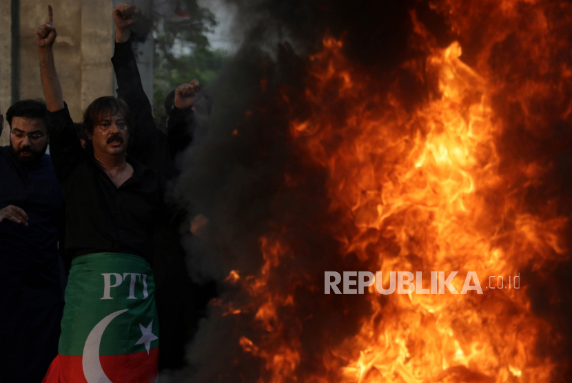 polisi-pakistan-bentrok-dengan-pendukung-mantan-perdana-menteri-imran-khan