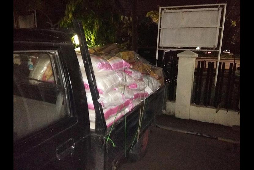 Diduga Melanggar Masa Tenang, Enam Mobil Boks Berisi Sembako Ditahan