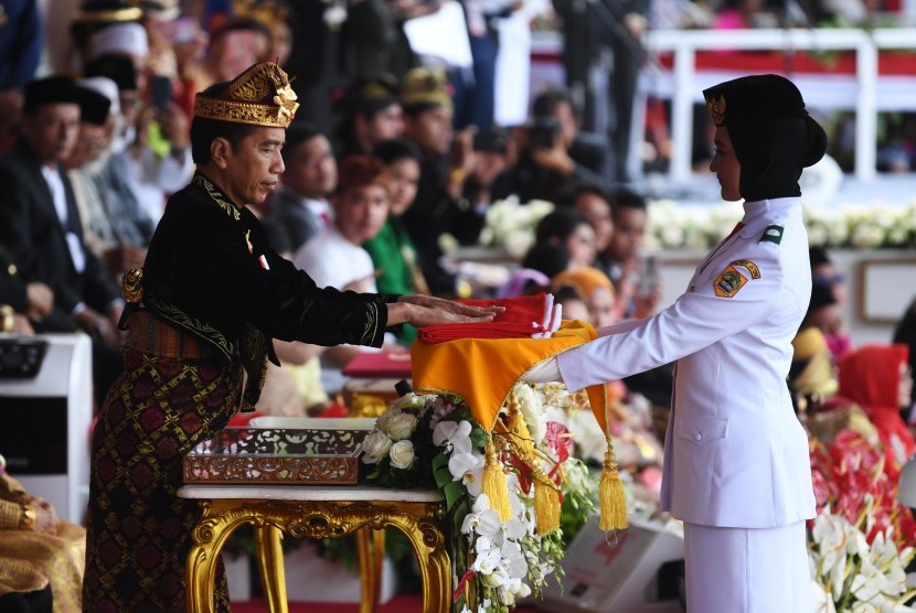 uniknya-peserta-upacara-hut-ri-di-bali-gunakan-busana-adat-nusantara