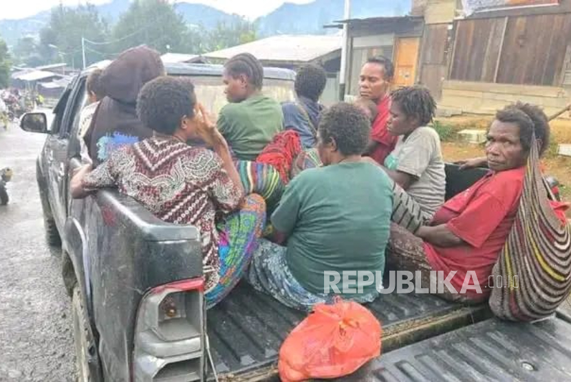 gereja-950-warga-papua-tengah-mengungsi-akibat-konflik-tni-dan-opm