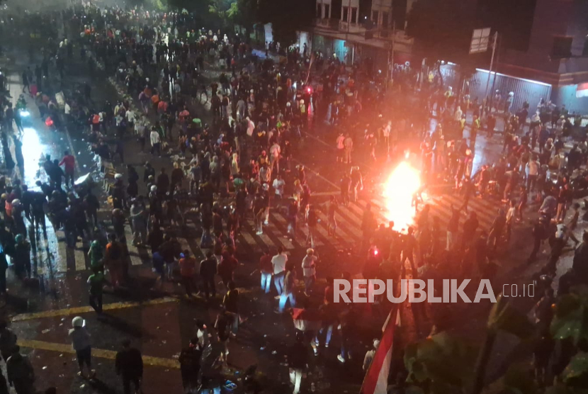 Massa Aksi Bakar Halte Senen Sentral, Barang-Barang Dijarah
