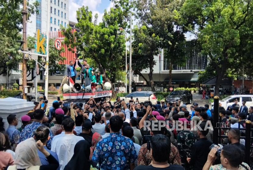 Temui Massa Demo, DPRD DKI Setuju Evaluasi Tunjangan Rumah Rp 70 Juta