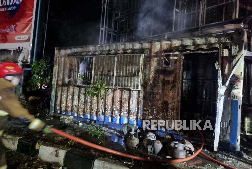 Peringatan May Day di Bandung Rusuh, Massa Hitam Bakar Pos Polisi dan Fasilitas Umum