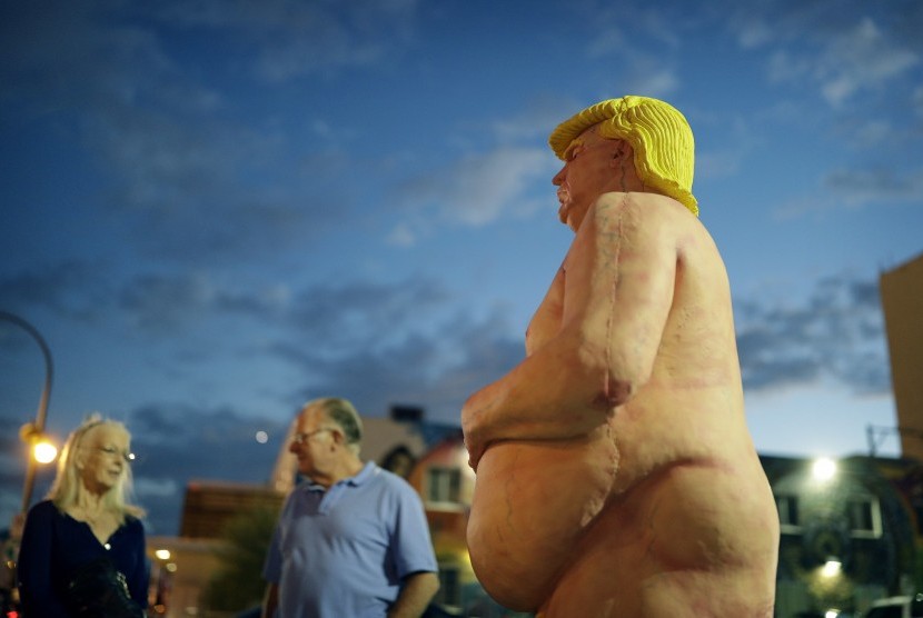 akhirnya-patung-telanjang-trump-dikembalikan-pencuri