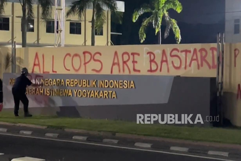 Demo di Polda DIY Berakhir Ricuh, 3 Mahasiswa Dibawa Polisi ke Rektorat