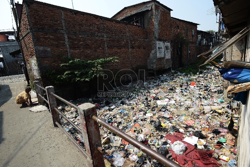 buang-sampah-ke-sungai-awas-masuk-penjara