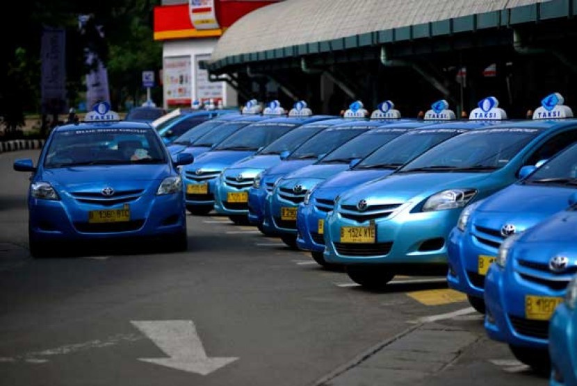 sopir-blue-bird-samakan-tarif-taksi-online-dan-konvensional