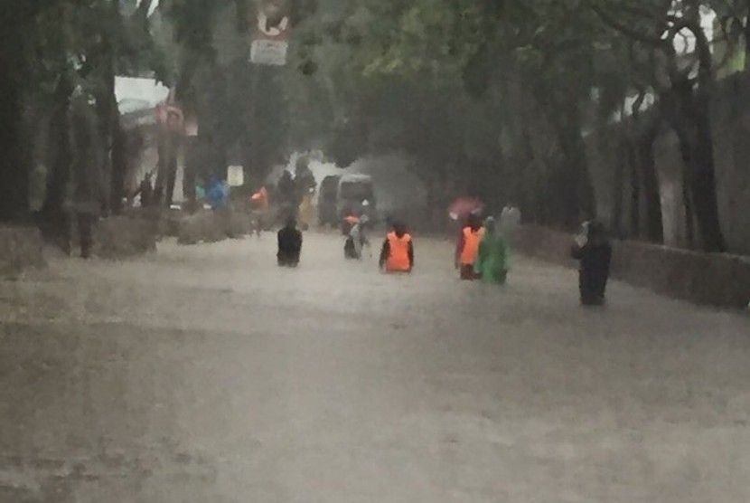 Banjir Setinggi Paha Orang Dewasa, Motor Masuk Jalan Tol