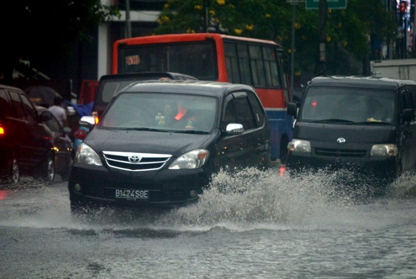 Hujan Deras Dua Jam, Hampir Semua Jalan Depok Banjir