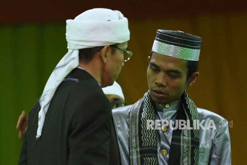 lautan-manusia-sambut-ustaz-somad-dan-tgb-di-wajo