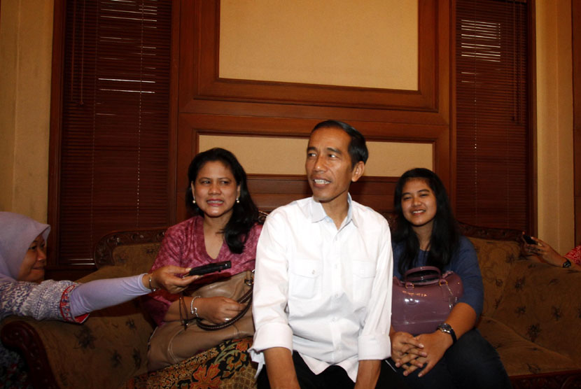 &#91;PIC&#93; Alhamdulillah ... Kini Isteri Jokowi, Iriani, Sudah Pakai Jilbab. Cantik Lhoo..
