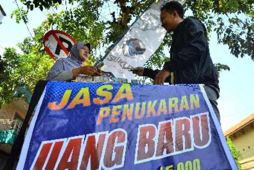 terdapat-unsur-riba-tukar-uang-di-pinggir-jalan-haram