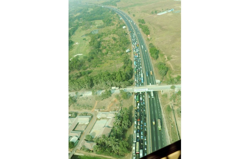 Mengapa Jakarta Macet Parah &amp; Penuh Penduduk &#91;Belajar Dari Arus Mudik&#93; 