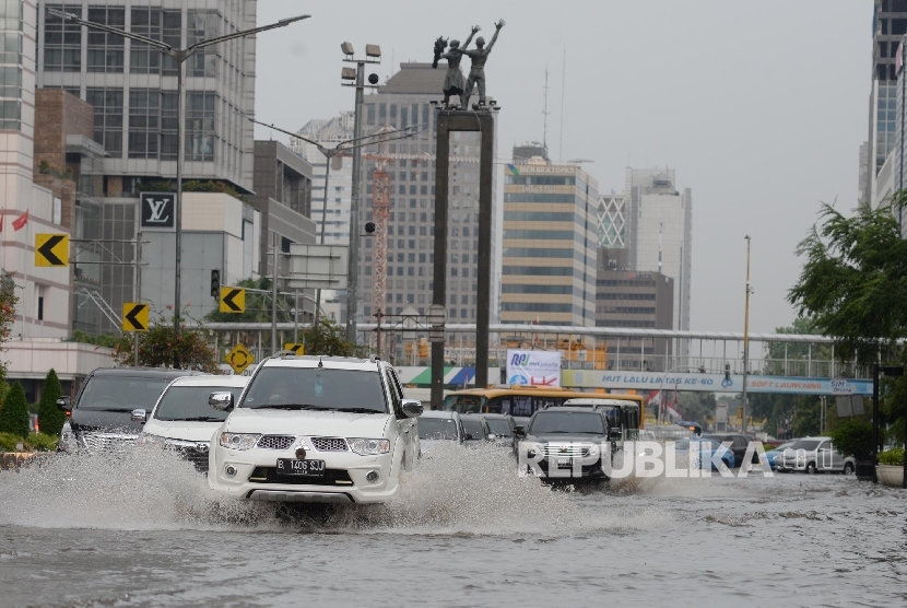 Kawasan Bundaran HI Terendam Banjir Hingga Selutut Orang Dewasa