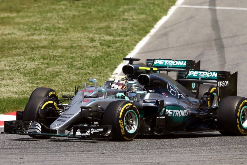 Pole Position Hamilton dan Tabrak Rosberg