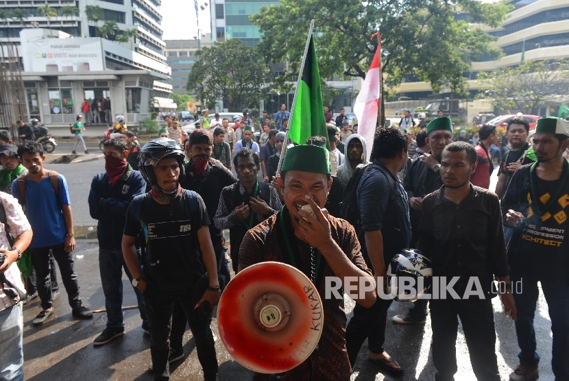 Bawa Sapu Lidi dan Nasi Bungkus, Massa HMI Kembali Datangi KPK