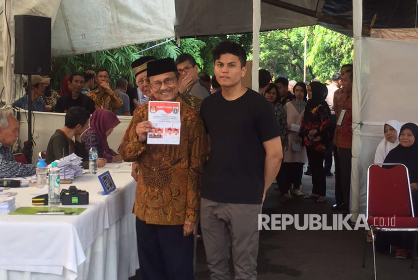 Nih, Si ‘Ganteng Cucu Habibie’ yang Temani Kakeknya Nyoblos 