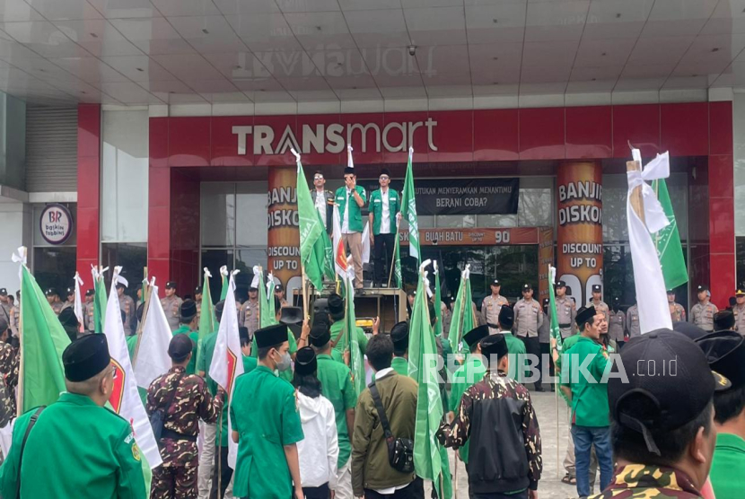 Aksi Banser Segel Transmart Buahbatu Bandung Protes Tayangan Xpose Unsencored