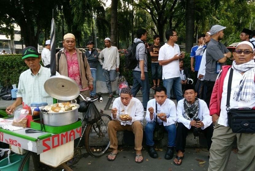 Aksi Bela Islam, Tukang Somay: Alhamdulillah Dagangan Saya Laris