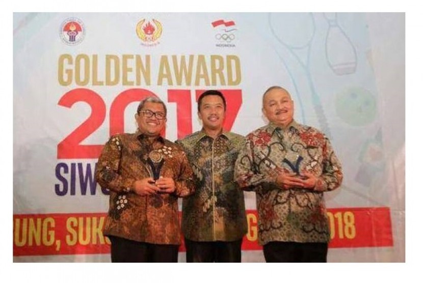 ahmad-heryawan-raih-golden-award-2017-siwo-pwi-pusat