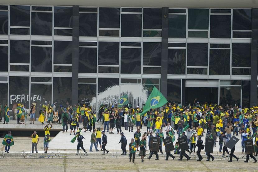 pemimpin-dunia-kecam-serangan-pendukung-bolsonaro-ke-gedung-pemerintah