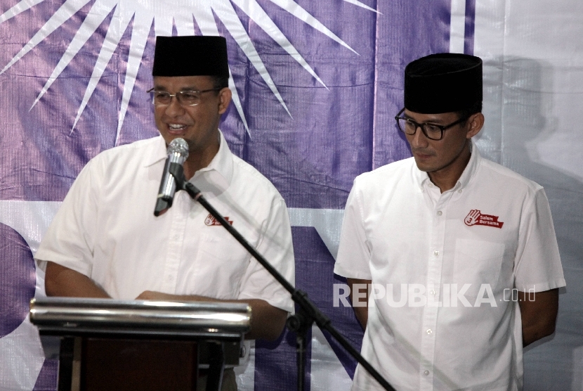 Anies Heran Kok Ahok Enggak Pakai Peci