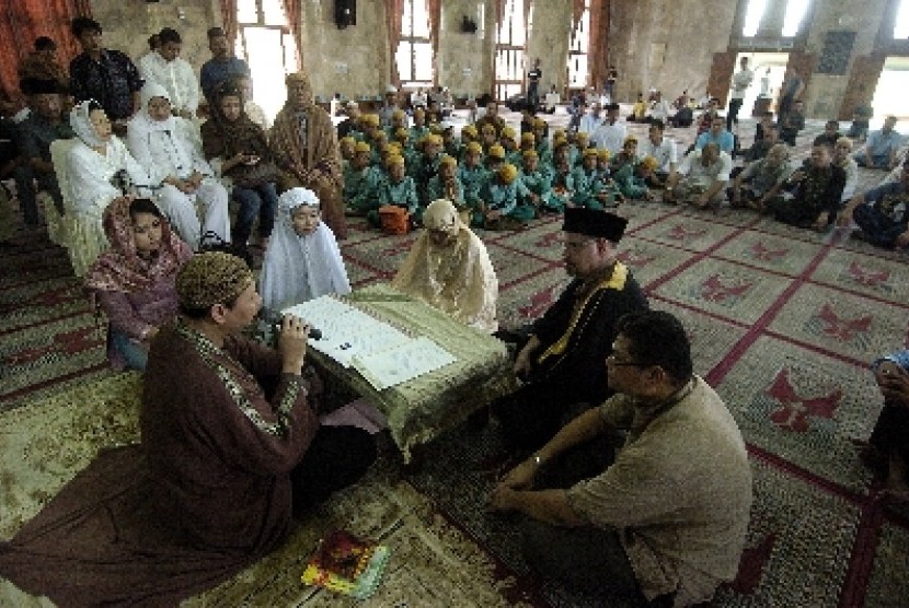 Mahasiswa Mualaf akan Dikirim Belajar ke Timur Tengah