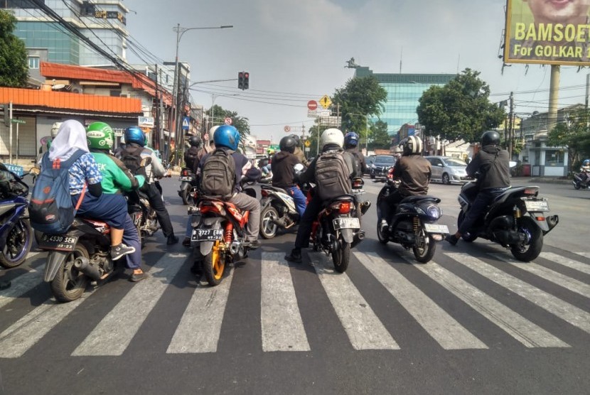 Pelanggar PSBB Di Jakarta Disuruh Nyapu Sambil Pakai Rompi Oranye, Akan Efektifkah?