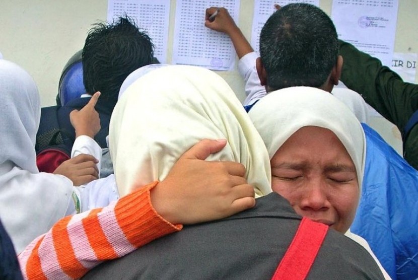 lulus-un-siswa-sman-1-bogor-bagikan-nasi-bungkus
