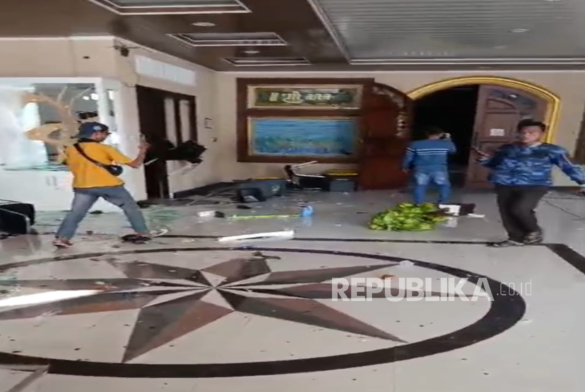 massa-aksi-lakukan-pengrusakan-dan-penjarahan-di-gedung-dprd-kota-cirebon