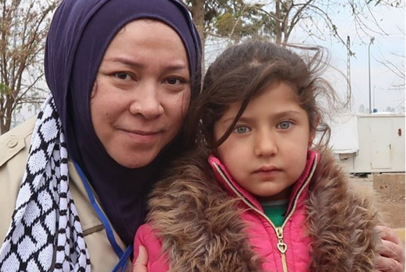 Lihat Melly Goeslaw Berpose dengan Bocah Palestina, Netizen Ikut Rasakan Kesedihan