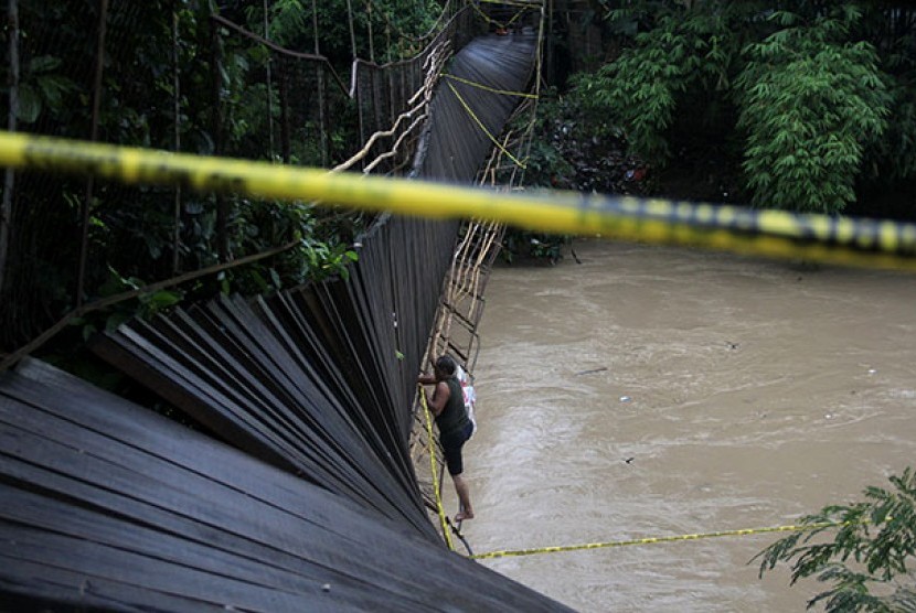 warga-caringin-desak-pemkab-sukabumi-segera-perbaiki-jembatan-roboh