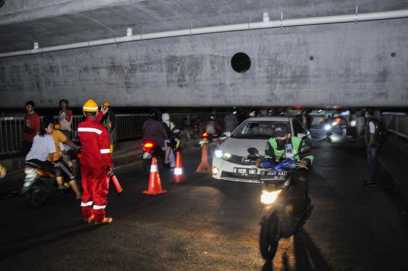 Girder Kereta Cepat Nyaris Sundul Pengendara di Bekasi