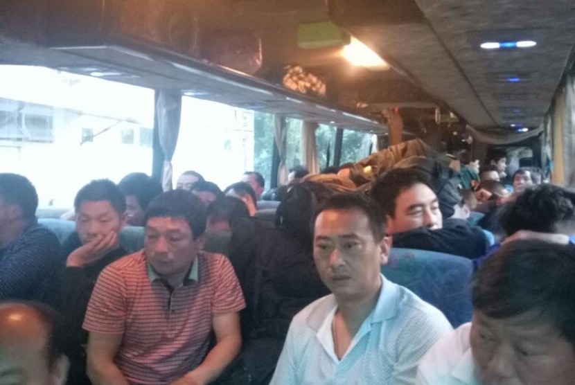 Tumpangi Bus ke Gresik, 53 Pria Asal Cina Diamankan